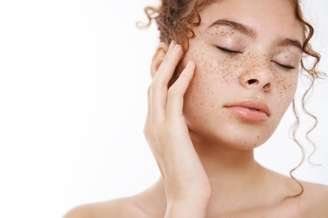 Entenda os riscos do agravamento do melasma quando as temperaturas caem