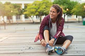 O HIIT combina exercícios intensos com pausas curtas e pode ser feito sem equipamentos