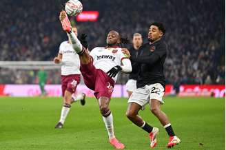 Aaron Wan-Bissaka disputando bola na Premier League –