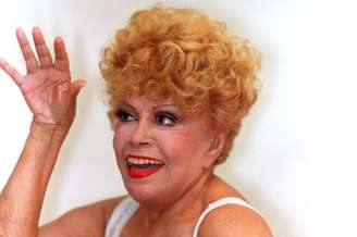 A atriz Dercy Gonçalves é retratada em nova biografia