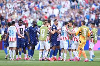 Clima esquentou após o apito final de França x Paraguai, neste sábado (4), pelas oitavas de final da Copa – Justin Setterfield/Getty Images