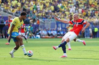 Haaland chuta para fazer seu segundo gol na partida –