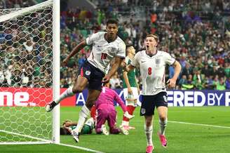 Jude Bellingham (10) marcou dois gols e foi um dos destaques da classificação inglesa às quartas –