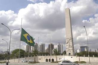 Símbolo da Revolução Constitucionalista de 1932, o obelisco é o maior monumento da cidade e tem 72 metros de altura. A construção do monumento foi iniciada em 1947 e concluída em 1970. Tombado pelos conselhos estadual e municipal de preservação de patrimônio histórico, o mausoléu do Obelisco guarda os corpos de estudantes como Martins, Miragaia, Dráusio e Camargo (o M.M.D.C.) - mortos durante a Revolução de 1932 -, e de outros 713 ex-combatentes. Para homenageá-los e preservar a memória da rebelião, há cenas bíblicas e passagens da história paulista feitas com pastilhas de mosaico veneziano.
