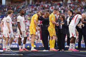 Jogadores ingleses recebem medalhsa de bronze após o histórico 6 a 4 contra a França –