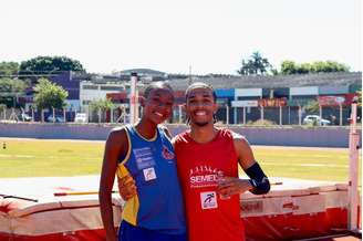  Maria Clara (campeã do salto em altura) e Tiago (campeão dos 110m com barreiras) (Foto: Enzo Castellar/FPA)