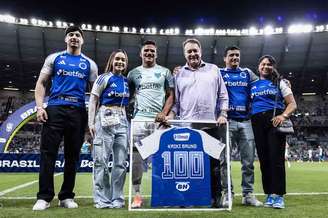 Kaiki Bruno ao lado da esposa, Gabriela Penna, de Pedro Lourenço, dono do Cruzeiro, e dos pais Deivid e Daiane —