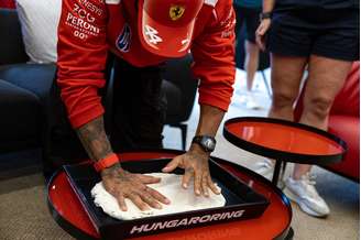 Lewis Hamilton ganha curva em sua homaneagem 