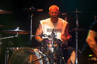 Baterista de ícones do Punk Rock revela quantas calorias perde por show