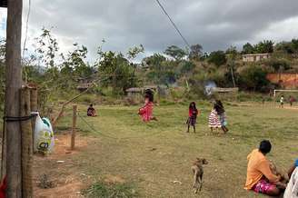 Os Maxakali, ou Tikmũ’ũn, somam cerca de 2,7 mil indígenas distribuídos em aldeias nos municípios de Teófilo Otoni, Ladainha, Bertópolis e Santa Helena de Minas, no nordeste de Minas Gerais