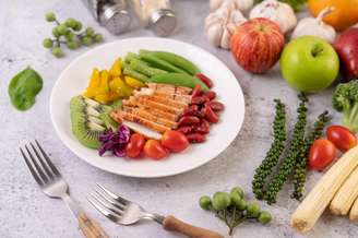 Alimente-se bem, viva mais: estudo relaciona 5 planos alimentares saudáveis à longevidade