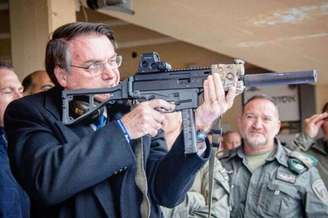 Foto publicada pelo presidente Jair Bolsonaro na qual ele faz mira em uma submetralhadora; foto é de 2019, quando Bolsonaro visitava Israel