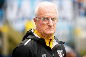 Dorival falha em encontrar soluções no São Paulo e vê time definhar em crise