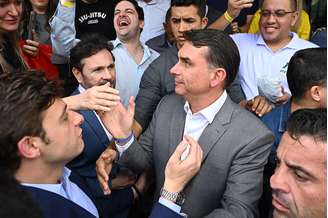 O senador Flávio Bolsonaro, candidato à Presidência da República pelo PL, ao chegar para participar de um almoço com empresários e autoridades locais no município de São Caetano do Sul, no ABC Paulista