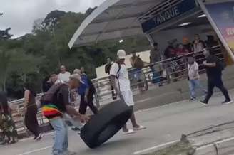 Mulher morre após ser atingida por roda de ônibus do BRT perto de estação no Rio