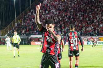 Vitória chega embalado para o clássico –