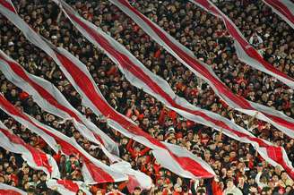Torcedores do River Plate incentivando a equipe durante a partida de playoff da Copa Sul-Americana 2026, entre River Plate e Independiente Santa Fé, da Colômbia, no Estádio Monumental Antonio V. Liberti, em Buenos Aires, Argentina, em 26 de agosto de 2026