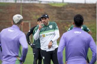 Técnico interino, Douglas Leite treina o América antes de duelo contra Ponte Preta 