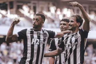 Vitor Hugo, do Atlético-MG, comemora gol com Igor Gomes contra o Grêmio pelo Brasileirão. 