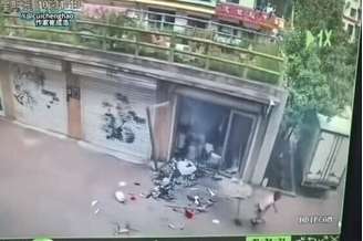 Camiseta e calça ficam completamente rasgadas e homem sai correndo usando apenas cueca