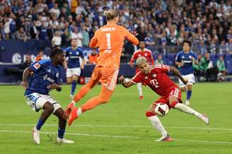 Loris Karius (#1) foi um dos destaques da partida entre Schalke e Bayern pela Bundesliga 2026/27 (