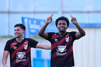 Willian Bispo abriu o placar pro Furacão –
