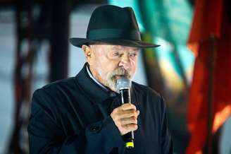 O candidato à reeleição à Presidência da República, Luiz Inácio Lula da Silva (PT), durante comício no Largo Glênio Peres, tradicional palco de manifestações políticas no Centro Histórico de Porto Alegre, na noite da sexta-feira, 11 de setembro de 2026.