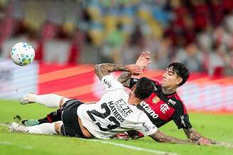 Volante chileno Pulgar levou o terceiro cartão amarelo no jogo com o Corinthians –