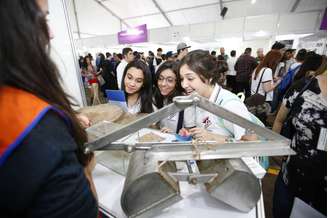 Estudantes na Feira USP e as Profissões