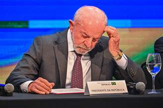 Luiz Inácio Lula da Silva (PT), presidente e candidato à reeleição, durante assinatura de Medida Provisória nesta sexta-feira, 25
