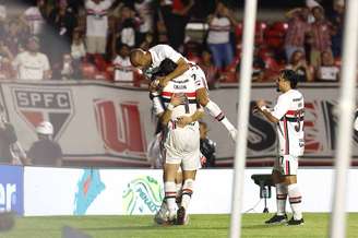 Calleri é abraçado após fazer o segundo gol do São Paulo (seu segundo na partida) sobre o São Paulo. Rubens Chiri / São Paulo FC