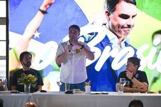O candidato à Presidência da República pelo PL, Flávio Bolsonaro, participou de almoço com prefeitos e vereadores no espaço de eventos Terraço Notiê, localizado no Shopping Light, no centro de São Paulo (SP), na tarde deste domingo, 11