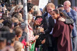 Príncipe Harry e sua mulher, Meghan Markle, apareceram juntos na quinta-feira, 15, diante de crianças que os saudaram com entusiasmo