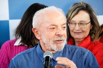 Registro de Lula em fala à imprensa ao participar de uma caminhada com apoiadores na cidade de Porto Alegre (RS), na tarde de segunda-feira, 19 