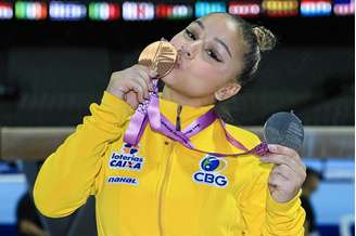 Flávia Saraiva com medalhas conquistadas no Mundial de Ginástica, em 2026 
