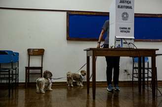 Votação vai até as 17 horas deste domingo