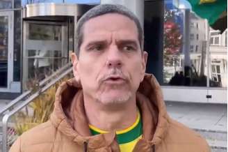 Adriano Castro, do BBB 1, hostiliza petistas na Polônia