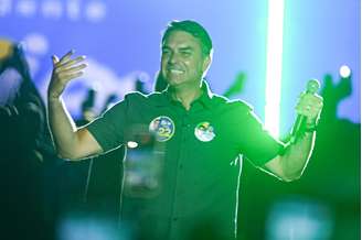 Flávio Bolsonaro saiu do Brasil rumo aos Estados Unidos e não entreou seu passaporte à PF