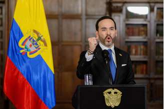 O presidente colombiano Abelardo De la Espriella concede uma coletiva de imprensa com a prefeita de Bogotá e recém-nomeada administradora da cidade, Clara Lucia Sandoval, em Bogotá, em 25 de agosto de 2026.