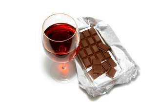 Muito se fala sobre os benefícios ao coração proporcionados pelo chocolate amargo e pelo vinho tinto, mas cientistas acabam de afirmar que não há evidências de que realmente eles podem ajudar a prevenir ou combater doenças cardíacas