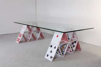 A mesa baralho, que remete ao universo infantil e das fábulas, é um bom exemplo da irreverência e criatividade que marcam as obras de Maurício Arruda. Informações: (11) 3159-0396 