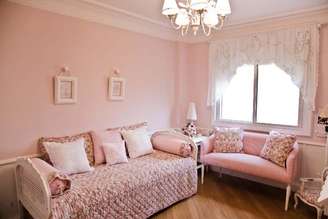 O projeto da arquiteta Maite Maiani é o típico quarto de menina, com muito rosa e rococó. Informações: (11) 3031-4400