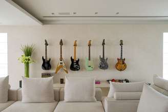 A variedade de guitarras e as pedaleiras de distorção à direita mostram que o dono deste apartamento, projetado pela arquiteta Fernanda Marques, é um músico inveterado. Informações: (11) 3848-3464