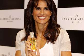 A ex-tenista argentina Gabriela Sabatini esteve na Renner do Shopping Center Norte, em São Paulo, neste sábado (10), para comemorar os 23 anos de sucesso de seu perfume em uma tarde de autógrafos e fotos.