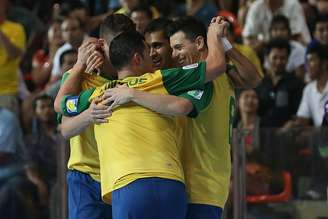 Brasil não deve permanecer o tempo todo atacando contra a Espanha, segundo treinador