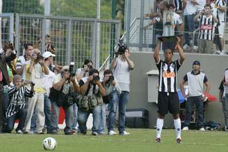 Ronaldinho levanta estátua no gramado do Independência