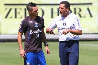 Com pagamento de dívida com o Santos, lateral Pará fica próximo de permanecer no Grêmio para 2013