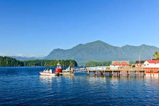 <strong>Paddling em Tofino, British Columbia, Canadá:</strong> Tofino, no Canadá, é um dos melhores lugares do mundo. Um dia perfeito por lá se dá nas águas calmas, ideais para pesca