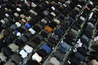 Muçulmanos rezam na mesquita Baitul Futuh, no sul de Londres; eles formam um grupo em ascensão na cidade