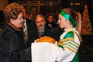 Dilma recebe cumprimentos ao chegar no hotel em Moscou